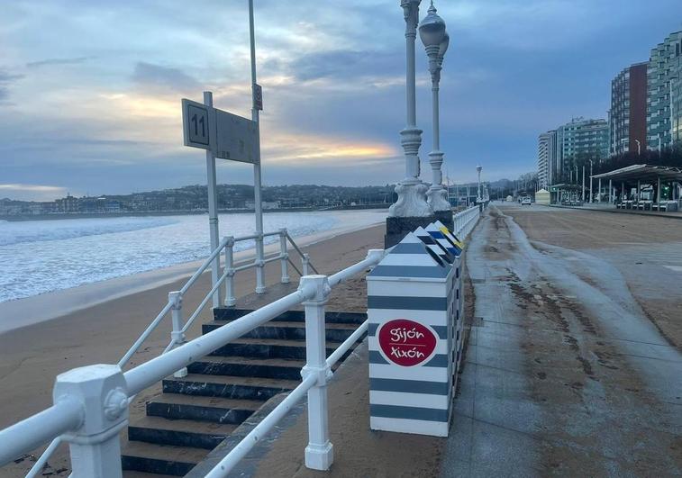 'Nelson' mantiene la alerta y la peligrosidad por oleaje en Asturias y la lluvia seguirá regando el Principado